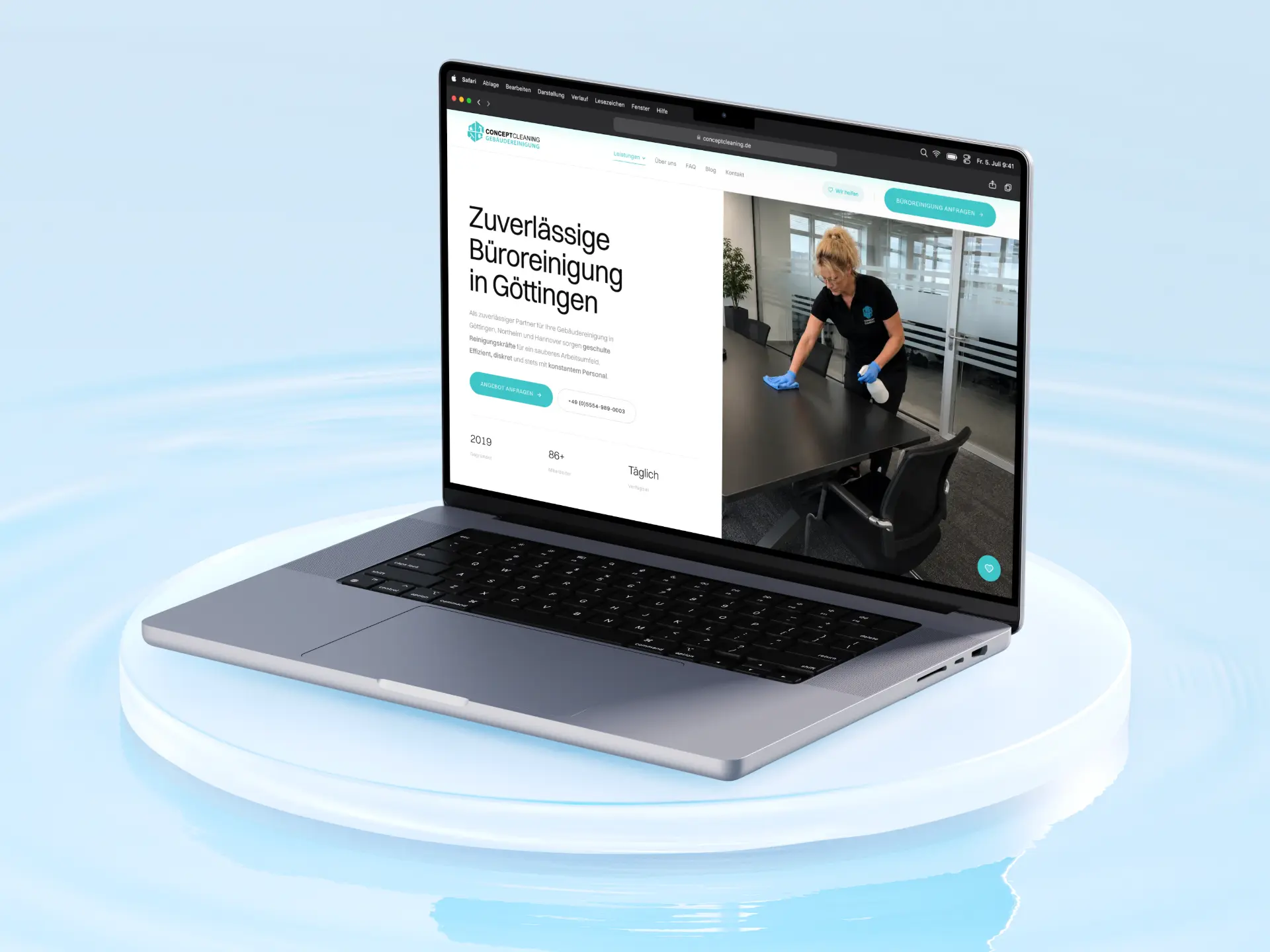 Seite zur Büroreinigung in Göttingen von Concept Cleaning auf einem Laptop über türkisem Wasser