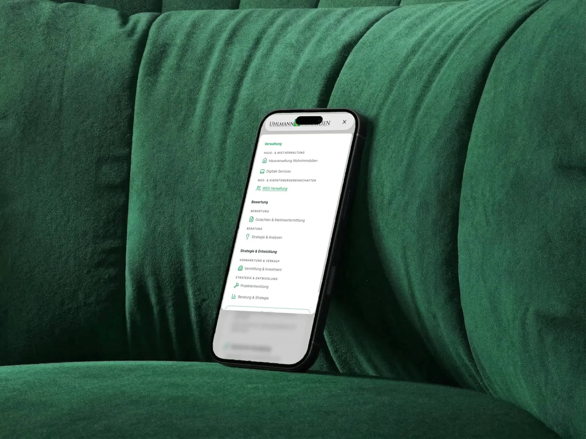Menü der Website von Uhlmann Immobilien in der mobilen Ansicht auf einem Smartphone