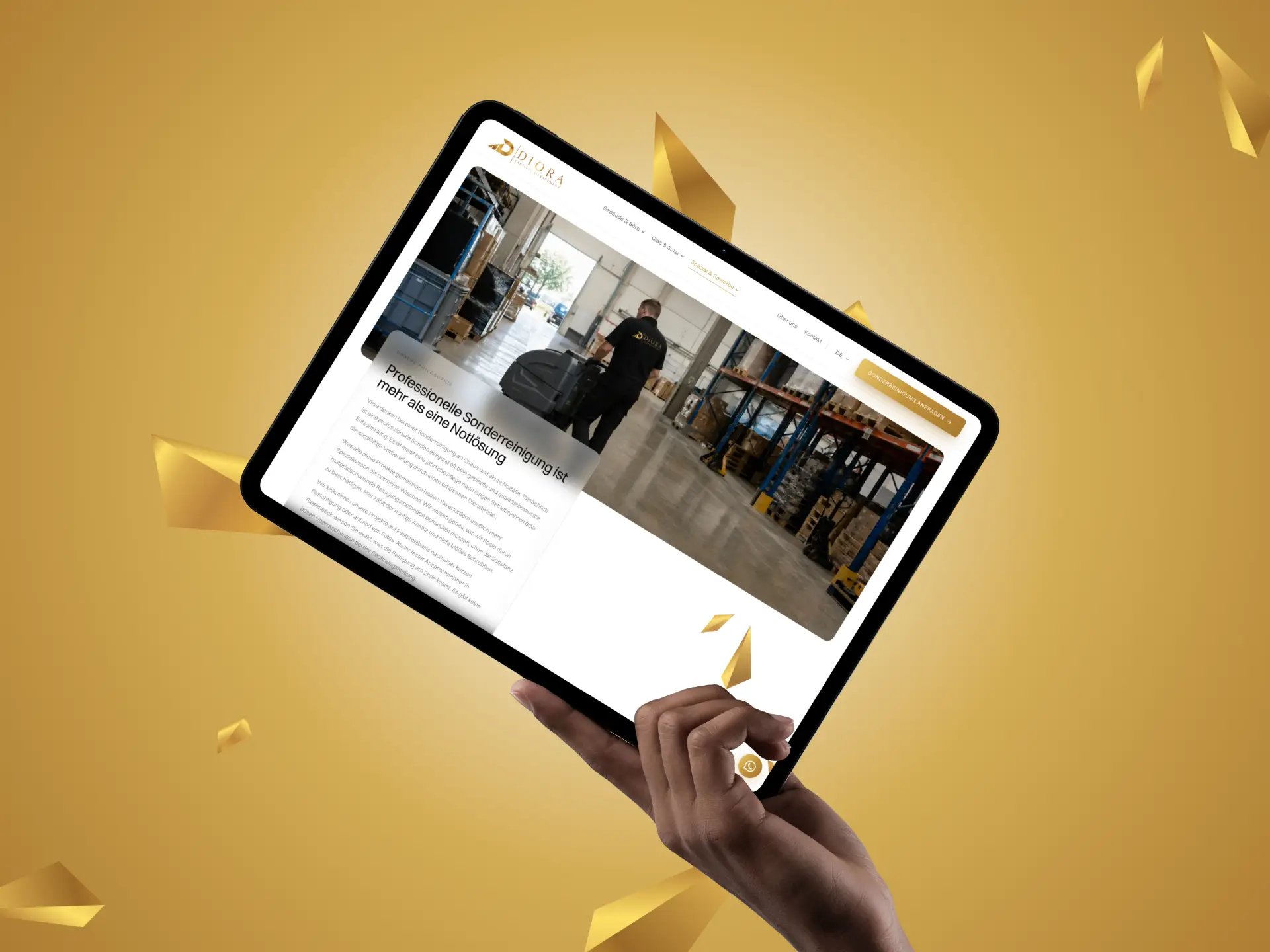Seite zur Sonderreinigung von Diora Facility Management auf einem Tablet in einer Hand vor goldenem Grund