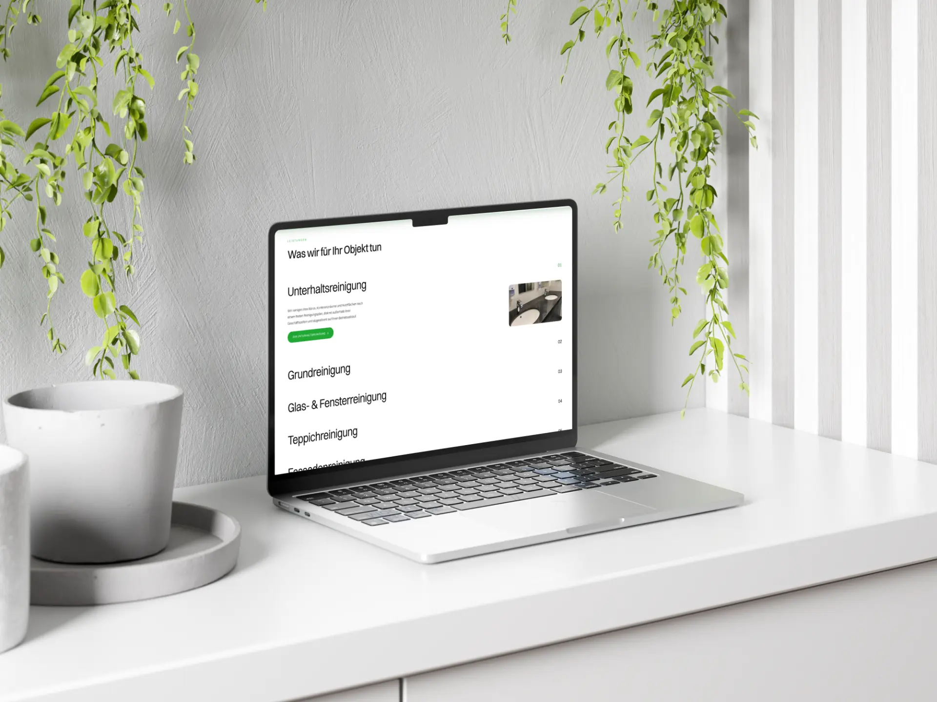 Leistungen von Pureco mit Unterhaltsreinigung, Grundreinigung und Glasreinigung auf einem Laptop auf einer weißen Kommode