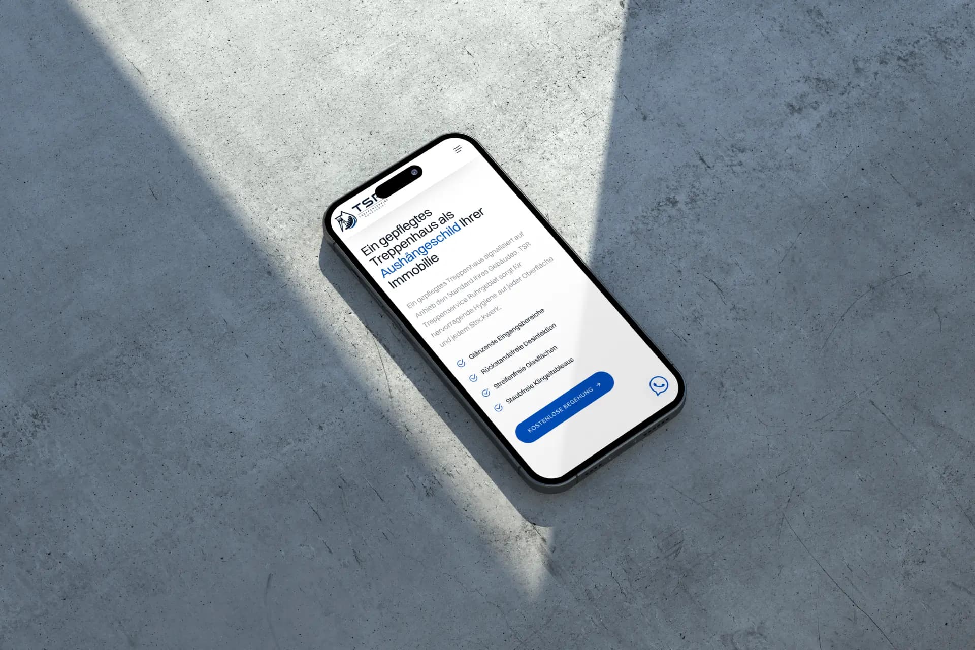 Abschnitt Ein gepflegtes Treppenhaus als Aushängeschild Ihrer Immobilie von TSR Treppenservice auf einem Smartphone auf Beton
