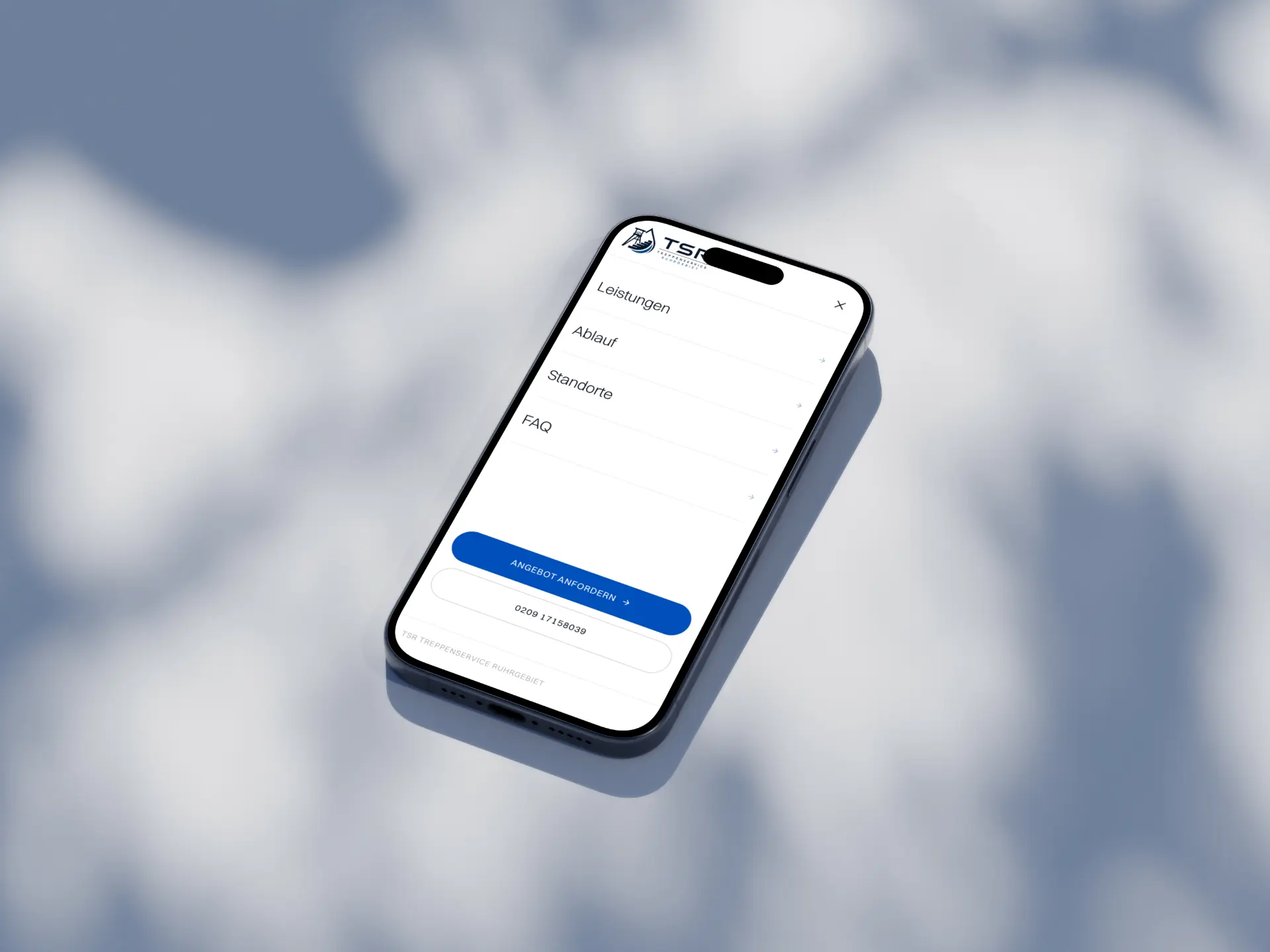 Geöffnetes Menü von TSR Treppenservice mit Leistungen, Ablauf, Standorte und FAQ auf einem Smartphone im Schatten von Blättern