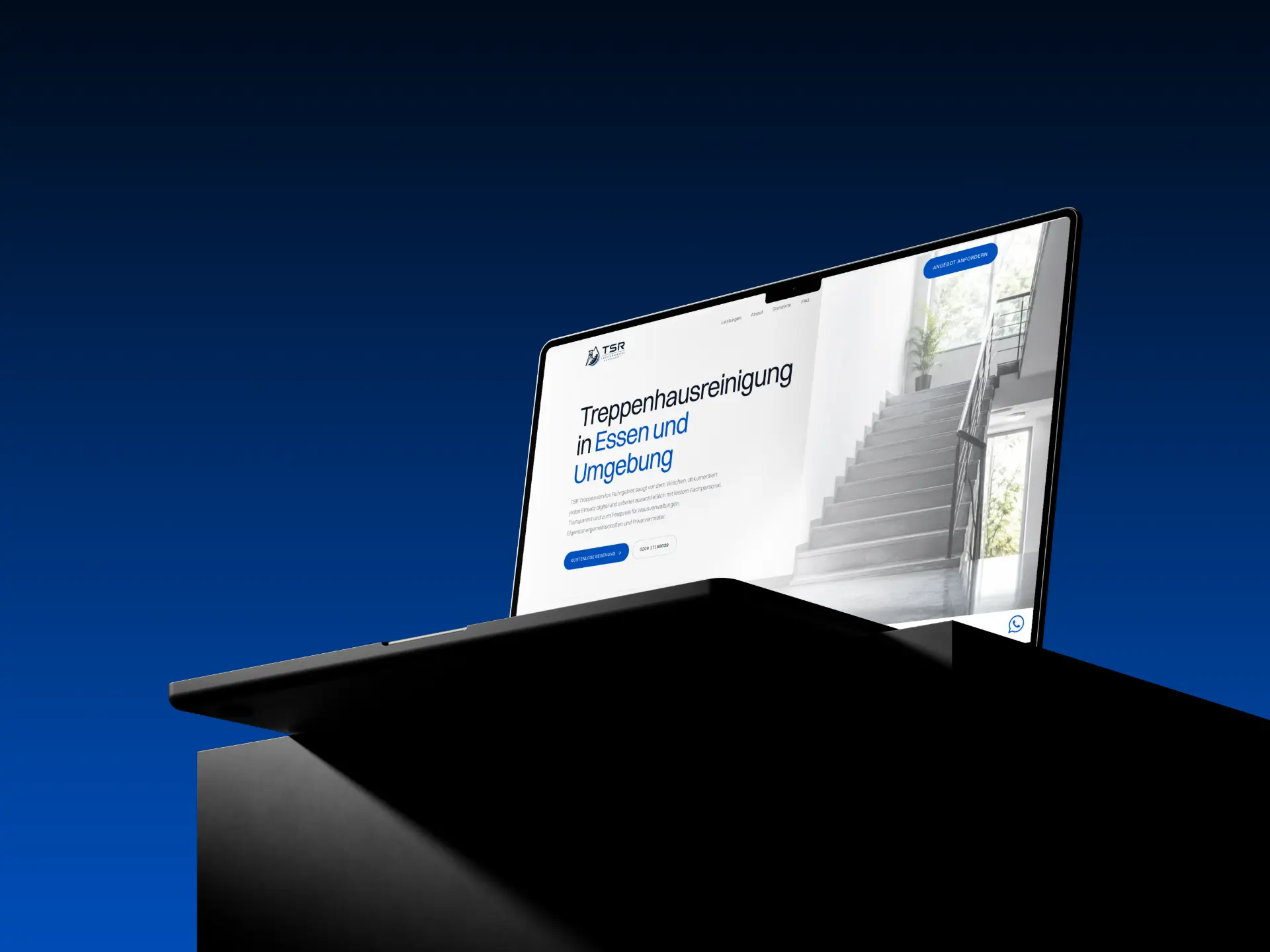 Startseite von TSR Treppenservice mit dem Titel zur Treppenhausreinigung in Essen auf einem Laptop