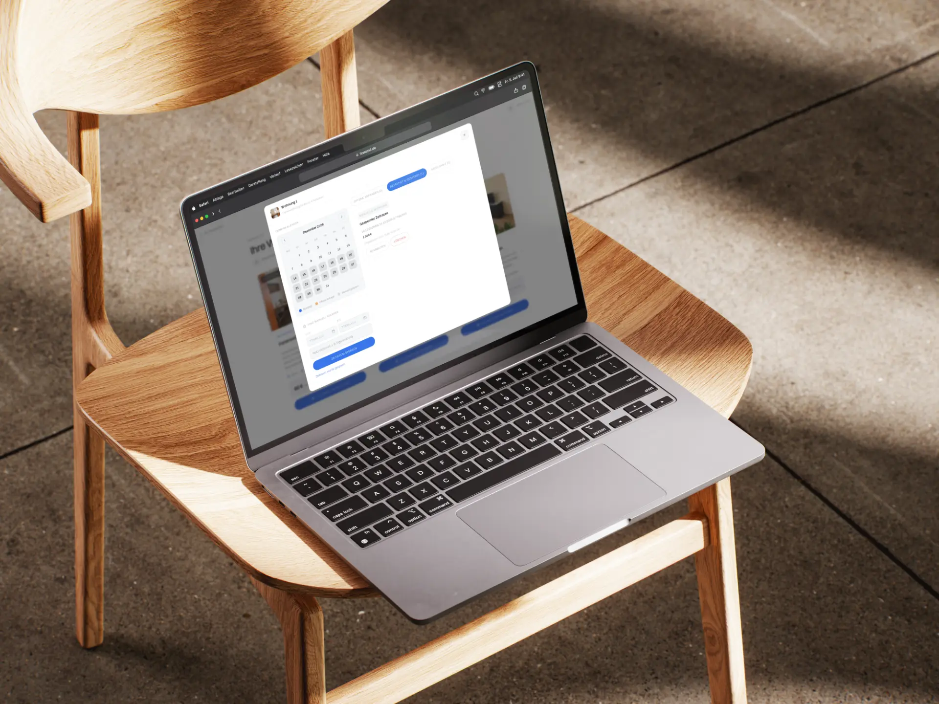 Wohnungsseite von Fewo MD mit geöffnetem Kalender auf einem Laptop auf einem Holzstuhl