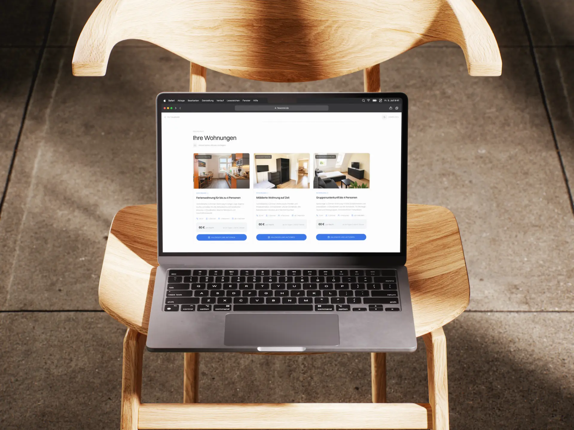 Übersicht Ihre Wohnungen von Fewo MD mit drei Wohnungen auf einem Laptop auf einem Holzstuhl