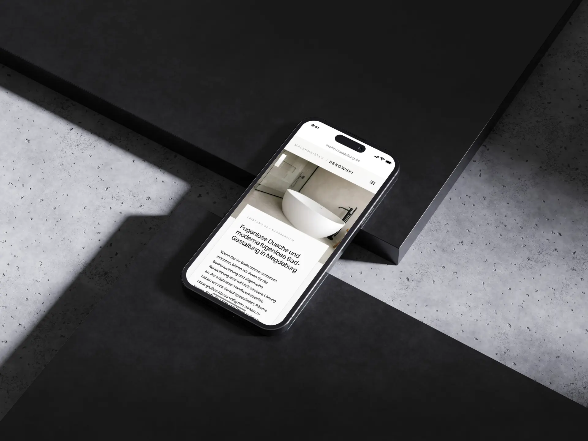 Seite zur fugenlosen Dusche und zum fugenlosen Bad von Maler Rekowski auf einem Smartphone auf dunklem Stein