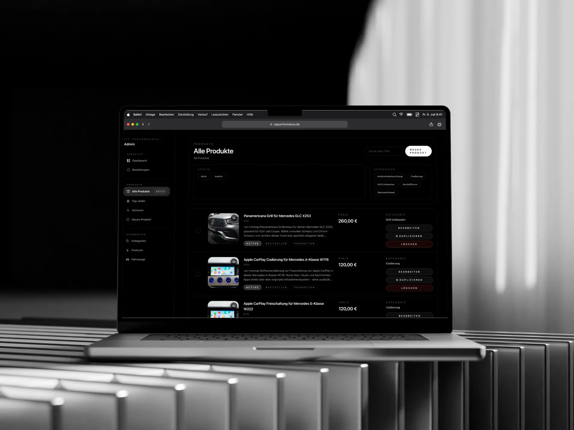 Alle Produkte in der Verwaltung von VIP Performance auf einem Laptop vor einem hellen Vorhang