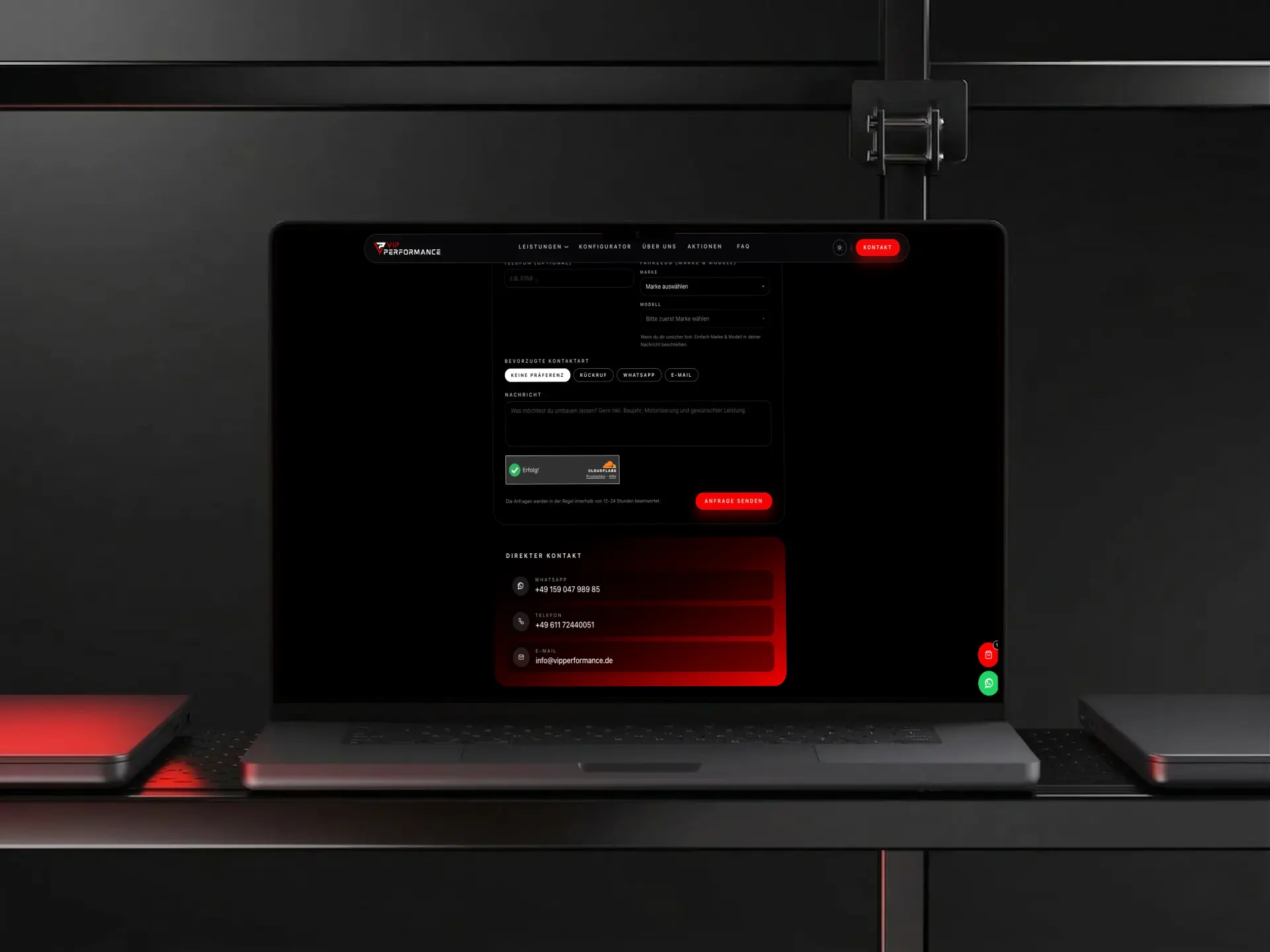 Kontaktseite von VIP Performance mit Anfrageformular und direktem Kontakt auf einem Laptop in einem dunklen Regal