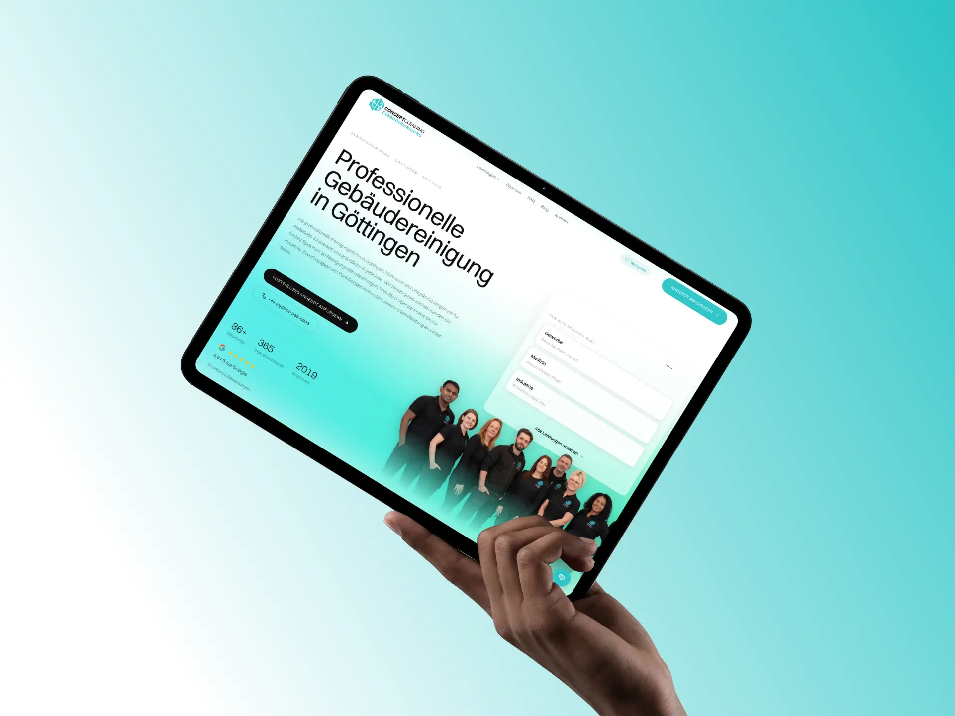 Startseite von Concept Cleaning mit dem Team vor türkisem Verlauf auf einem Tablet in der Hand