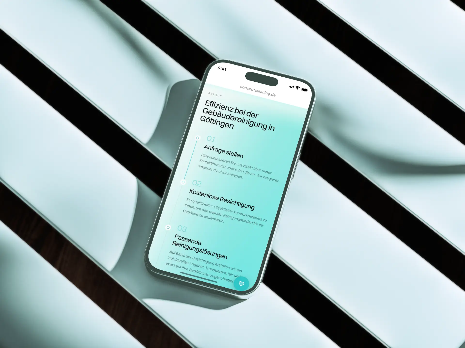 Ablauf einer Gebäudereinigung in Göttingen von Concept Cleaning in drei Schritten auf einem Smartphone über hellen Lamellen