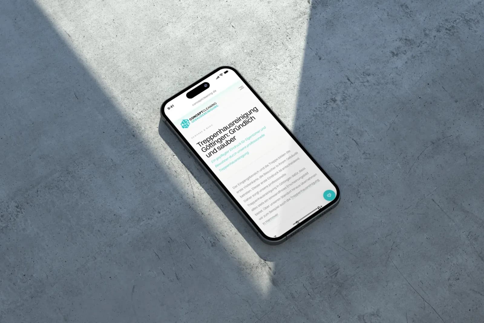Seite zur Treppenhausreinigung in Göttingen von Concept Cleaning auf einem Smartphone auf Beton im Lichtstreifen