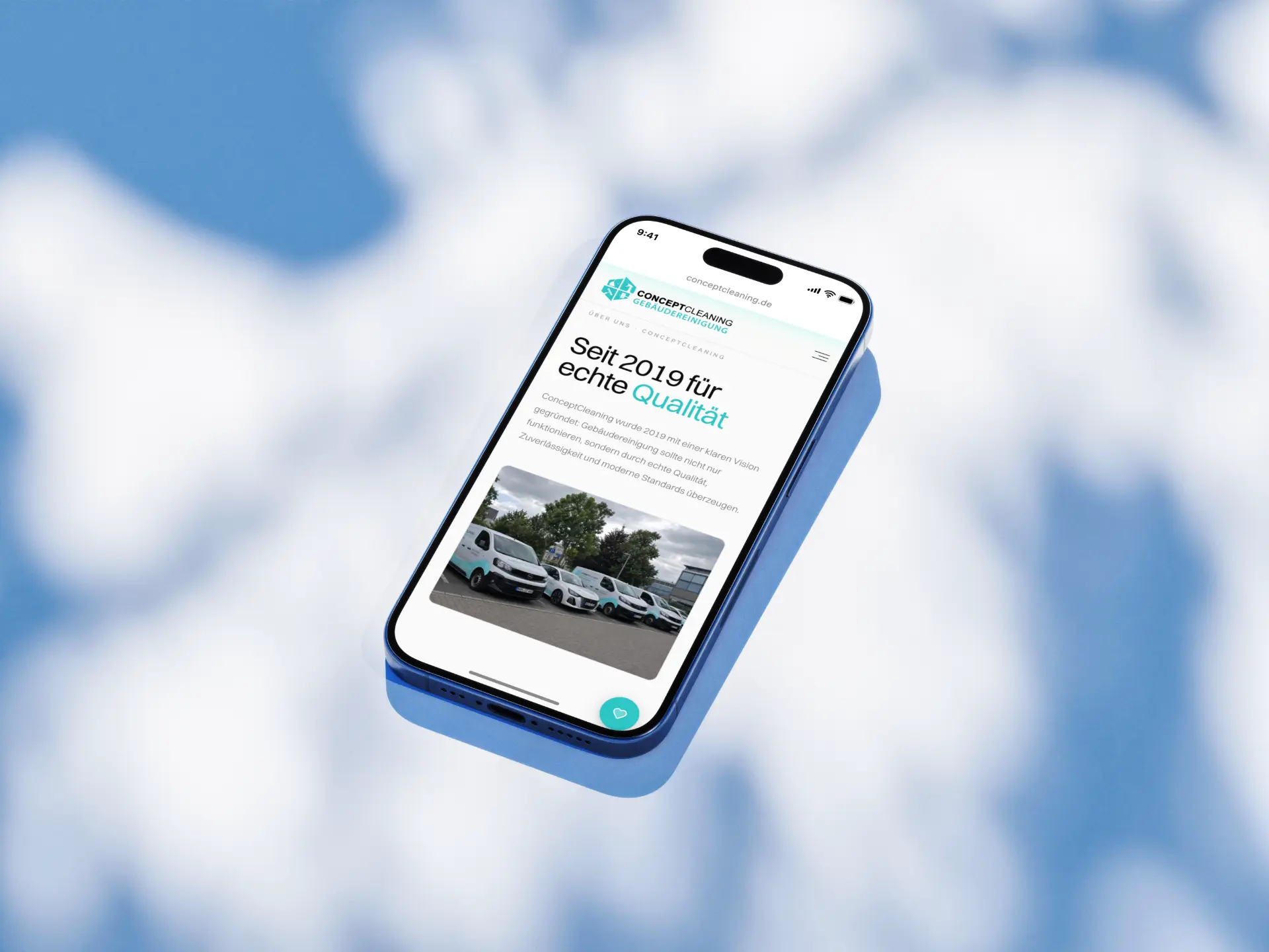 Seite Über uns von Concept Cleaning mit den Firmenwagen auf einem Smartphone vor Wolken