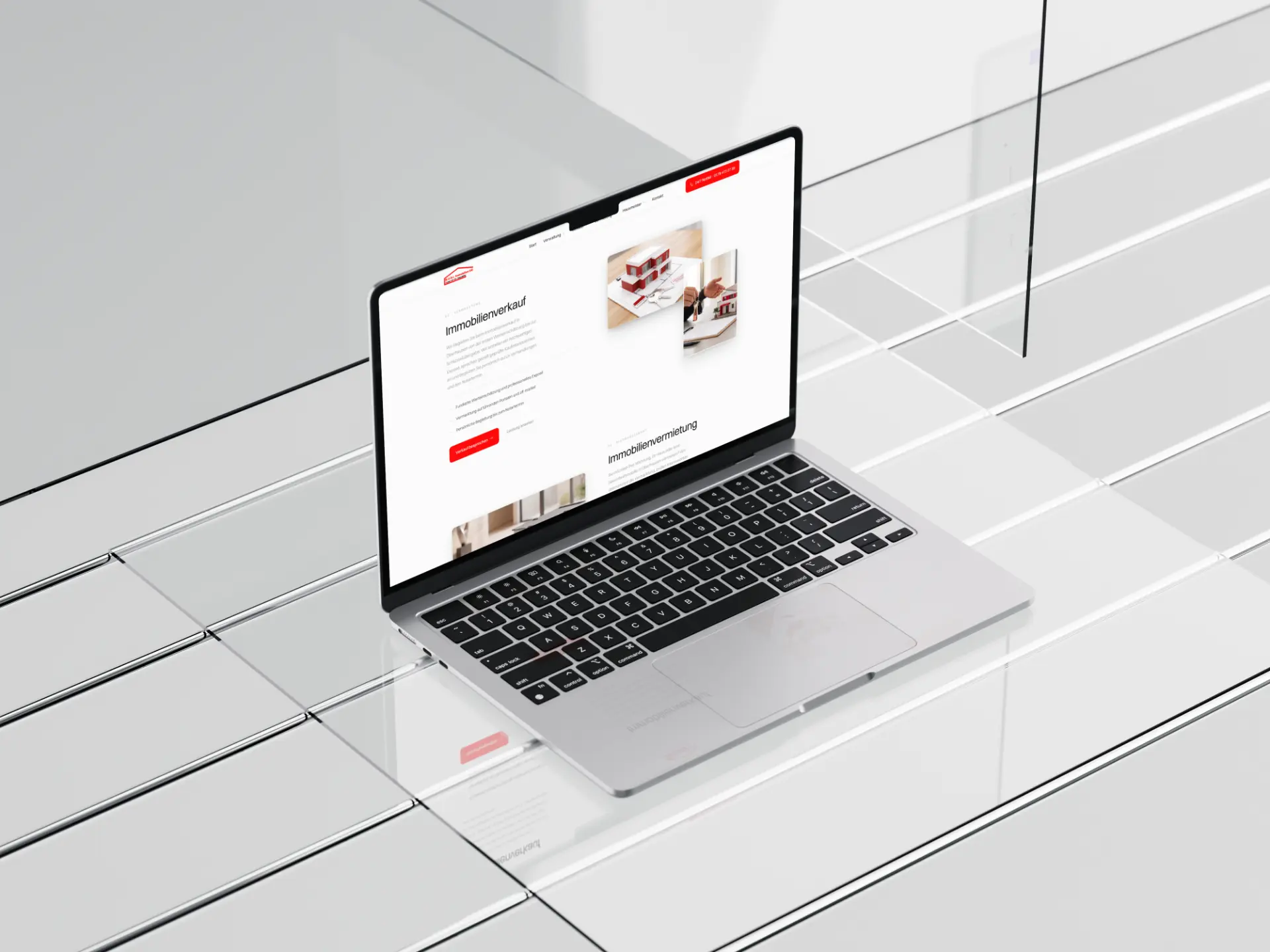 Abschnitte zu Immobilienverkauf und Immobilienvermietung von Rudi Immobilien auf einem Laptop auf einer Glasplatte