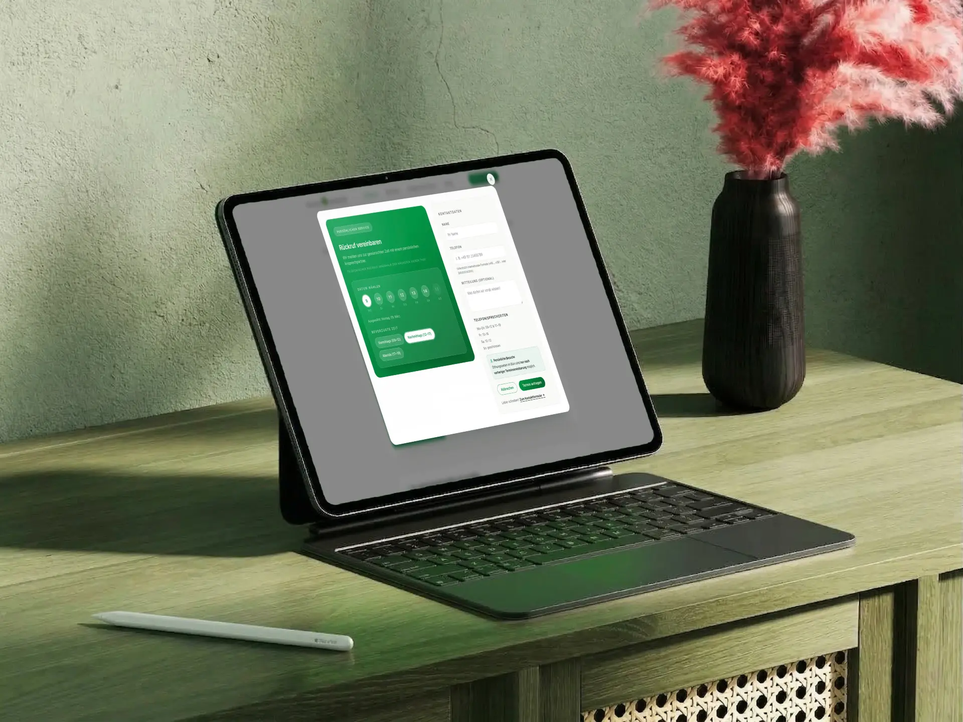 Fenster Rückruf vereinbaren von Uhlmann Immobilien mit Tagen und Zeitfenstern auf einem Tablet mit Tastatur