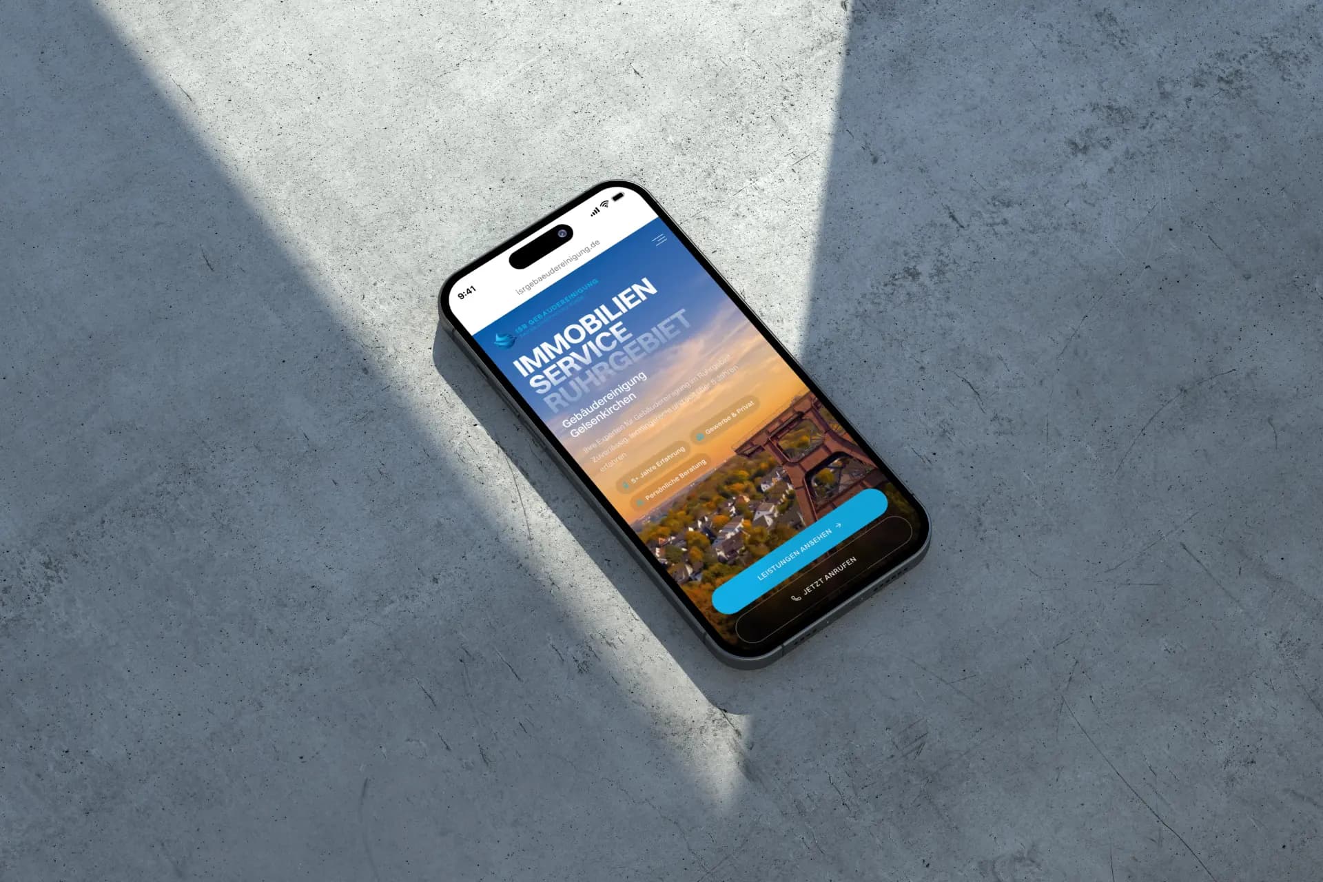 Startseite von ISR Gebäudereinigung in der mobilen Ansicht auf einem Smartphone